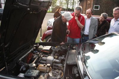 Auch "am lebenden Objekt" wurden konstruktive Details erl&auml;utert, hier am BMW 635 CSI.