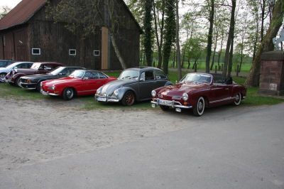 Jede Menge Modelle, viele aus Osnabr&uuml;cker Konstruktion: Karmann Ghia Cabrio, b&ouml;ser K&auml;fer, Karmann Ghia Coupe, BMW 635 CSI, Mercedes 170 S (von rechts).