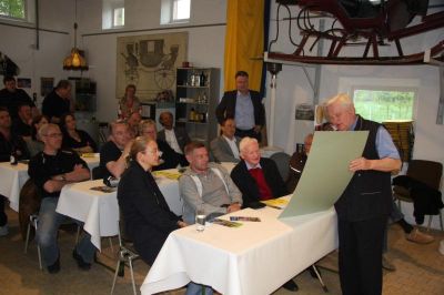 Willi Schwebe pr&auml;sentiert die Nachkriegsmodelle von Karmann anhand von Schautafeln.