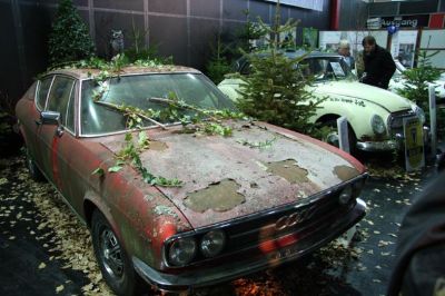 Audi 100 S Coupe, nach Restauration neu lackiert. Aufgrund eines ungeeigneten Basislacks kam es zu fl&auml;chigen Abplatzungen und einer Unterrostung des Neulacks.