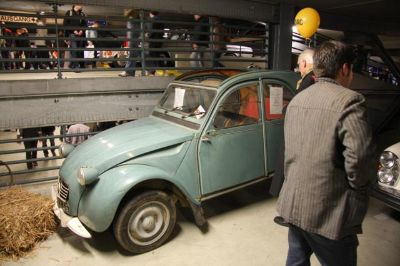 2CV, Jahrgang 61, in Betrieb bis 1995, dann weggestellt, als Restaurationsobjekt oder auf Bestellung fertig